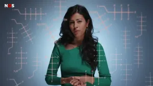 Een foto van een presentator met op de voorgrond getekende wetenschappelijke symbolen van de verschillende soorten PFAS.