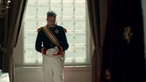 Een foto van een acteur die Koning Willem I speelt en met zijn rug naar een raam toe staat.