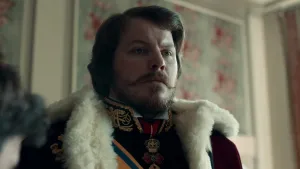 Een foto van een acteur die Koning Willem III speelt en voor de camera staat.