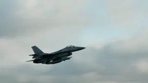Een foto van een vliegtuig in de lucht dat mede door zijn snelheid een andere naam heeft, de naam straaljager. De zichtbare straaljager is van het type F16.