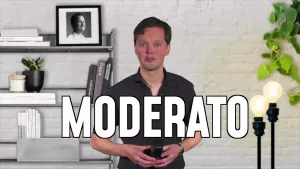 Een foto van een presentator met daarvoor het woord "Moderato" in beeld.