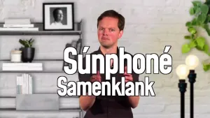 Een foto van een presentator met daarvoor twee zichtbare woorden, het woord "Súnphoné" en het woord "Samenklank".