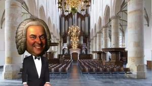Een foto van een zaal in een kerk. De stoelen voor de bezoekers, de ingang, de plafondlampen en het kerkorgel zijn allemaal zichtbaar. Links op de voorgrond is een animatie van een man in pak met het hoofd van Johann Sebastian Bach te zien.