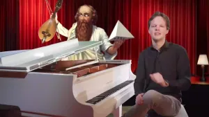 Een foto van een presentator achter een witte piano. Achter de piano staat een getekende man, Pythagoras, met een viool en een driehoek in zijn handen. Op de achtergrond is een podium, met het rode doek gesloten, zichtbaar.
