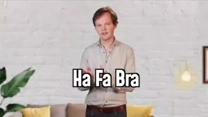 Een foto van een presentator met op de achtergrond een huiskamer. Voor de presentator is de tekst "Ha Fa Bra" te lezen.