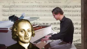 Een foto van een presentator die piano speelt op een witte piano. Op de voorgrond is een tekening van Pachelbel te zien. Op de achtergrond is bladmuziek zichtbaar met een Pachelbel sequens.