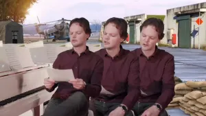Een foto van een presentator achter een witte piano die drie keer naast elkaar zittend te zien is, met zijn lichaam in steeds een iets andere positie. Op de achtergrond zijn een helikopter en een tent van het leger zichtbaar.
