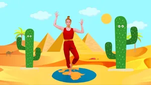 Een foto van presentator Roos die in een Yogahouding staat op een platte wereldbol met haar handen omhoog. Ze staat tussen woestijn planten in de woestijn. Op de achtergrond zijn er drie piramides te zien.