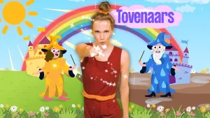 Een foto van presentator Roos die met een vuist naar de camera wijst met tover schitteringen om haar heen. Links  staat er een tovenares  op een groen grasveld en rechts een tovenaar op bruine grond. Achter hen staan kastelen met een regenboog ertussen.