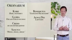 Een foto van een presentator met links naast de presentator twee opengeslagen bladzijden met de titel 'Ordinarium' en liederen die tijdens een mis gezongen worden: het Kyrie, het Gloria, het Credo, het Sanctus met het Benedictus en het Agnus Dei.