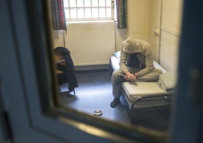 Man met hoodie in gevangenis