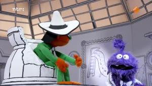 Een foto van twee gekleurde popen in een zwart-wit getekende kamer. Een pop heeft een hoed op en zit in een stoel. De andere pop kijkt naar de kijker.