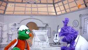 Een foto van twee gekleurde popen in een zwart-wit getekende kamer. De poppen praten met elkaar. Achter hen staan een stoel en een gitaar.