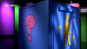 Een foto van de mysterie box in de studio van het 'Raad eens wat ik doe' spel.