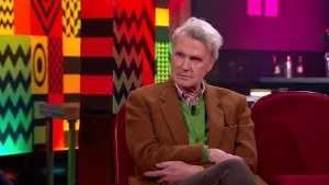 Een foto van een man die in de studio zit van Eus' Boekenclub.