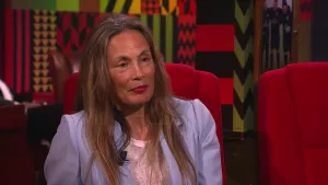 Een foto van een vrouw die in de studio zit van Eus' Boekenclub.