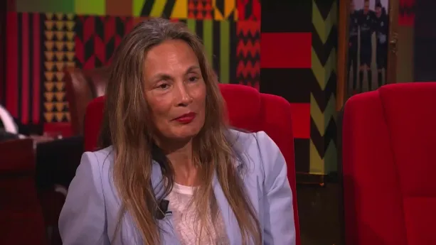 Een foto van een vrouw die in de studio zit van Eus' Boekenclub.