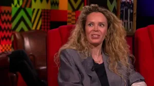Een foto van een vrouw die in de studio zit van Eus' Boekenclub.
