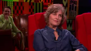 Een foto van een vrouw die in de studio zit van Eus' Boekenclub. Op de achtergrond zit er een vrouw van het publiek.