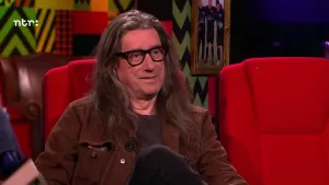 Een foto van een man die in de studio zit van Eus' Boekenclub.
