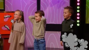 Een foto van drie kandidaten in de studio van het 'Raad eens wat ik doe' spel.