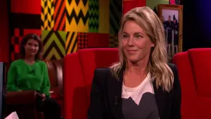 Een foto van een vrouw die in de studio zit van Eus' Boekenclub. Op de achtergrond zit er een vrouw van het publiek.