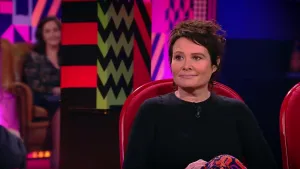 Een foto van een vrouw die in de studio zit van Eus' Boekenclub. Op de achtergrond is er een vrouw zichtbaar van het publiek.