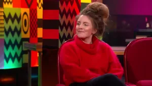 Een foto van een vrouw die in de studio zit van Eus' Boekenclub.