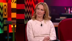 Een foto van een vrouw die in de studio zit van Eus' Boekenclub.