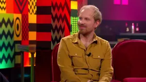 Een foto van een man die in de studio zit van Eus' Boekenclub.