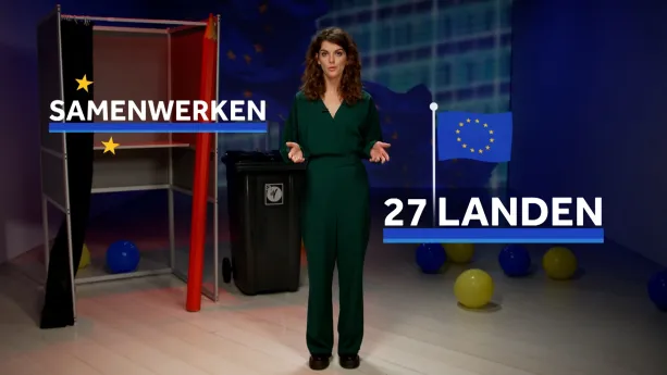 Een foto van een presentator met naast de prentator de blauw omlijnde teksten "Samenwerken" en "27 landen". Boven "27 landen" is een getekende Europese vlag te zien. Op de achtergrond zijn een stemhokje, een stembus en blauwe en gele ballonnen te zien.