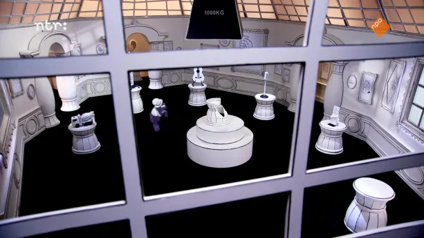 Een foto door het raam genomen van het museum van gewone dingen. Er staat een paarse pop in omringt door voetstukken met normale voorwerpen erop.