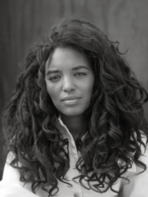 Sosha Duysker foto in zwart wit van het hoofd van de presentatrice