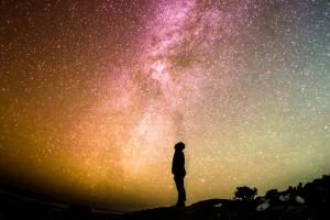 Kind onder sterrenhemel