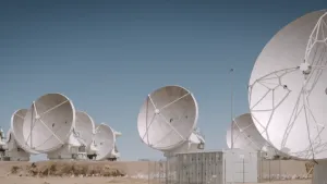 Een foto van radiotelescopen midden in de woestijn van Chili die gebruikt worden om onderzoek te doen in de ruimte. Ze maken onderdeel uit van het grootste ruimte-onderzoeksproject ter wereld dat ALMA heet.
