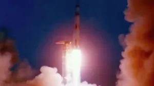 Een foto van de lancering van een Space Shuttle door de Amerikaanse ruimtevaartorganisatie NASA. De foto is genomen tijdens het Apollo-programma van NASA in de jaren 60 van vorige eeuw.