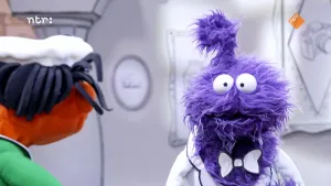 Een foto van een oranje pop die met een paarse pop praat.