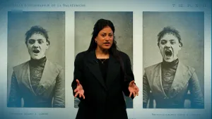 Een foto van een presentator met links en rechts van de presentator een oude foto van een psychiatrisch patiënt die door een psychiater omschreven werd als hysterisch.