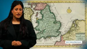 Een foto van een presentator voor een oude landkaart. Op de kaart is "generale kaart van Engeland" te lezen en zijn Engeland en een deel van Nederland zichtbaar. Onderaan staat de bron van de kaart met de tekst: "Bron: Collectie Rijksmuseum".