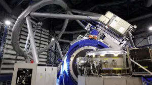 Een foto van een heel grote telescoop in een groot sterrenkundig onderzoekscomplex in Chili.