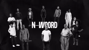 Een animatie van een zwarte achtergrond met zwart-wit foto's van mensen die een zwarte huidskleur hebben. De foto's van de mensen zijn in een cirkel geplaatst. In het midden van de cirkel staat de term "n-woord".