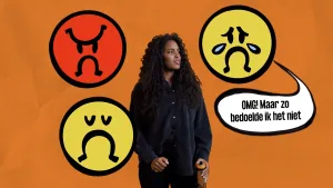 Een foto van een presentator met daarnaast drie getekende emoticons die de emoties boos, droevig en heel verdrietig moeten voorstellen. Bij de emoticon die heel verdrietig voorsteld, staat een tekstballon met de tekst "OMG! Maar zo bedoelde ik het niet".