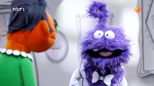 Een foto van een oranje pop die met een paarse pop praat. De oranje pop staat met de rug naar de camera toe.