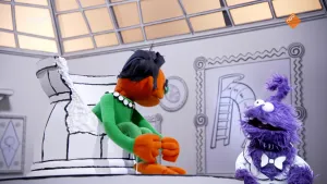 Een foto van een oranje pop die in een kapotte pot zit en naar een paarse pop kijkt die ernaast staat.