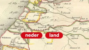 Een tekening van een oude landkaart van Nederland. Op de landkaart zijn de tekst "neder" en de tekst "land" los van elkaar leesbaar.