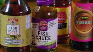 Een foto van een tafel waarop verschillende sauzen van vis staan.