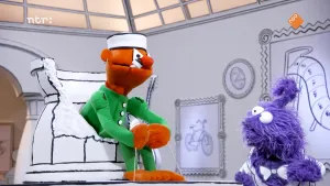 Een foto van een oranje pop die in een kapotte pot zit in het museum van gewone dingen terwijl een paarse pop naar hem kijkt.