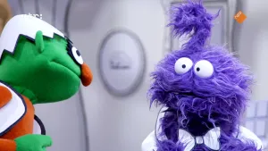 Een foto van een groene pop met een eierschaal op zijn hoofd die met een paarse pop praat in het museum van gewone dingen.