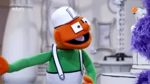 Een foto van een oranje pop die tegen een paarse pop praat die rechts in beeld staat.