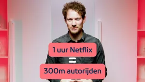 Een foto van een presentator die voor een dichte, witte kast staat. Op de voorgrond staan twee teksten die rood omrand zijn, tekst één is "1 uur Netflix", tekst twee is "300m autorijden".